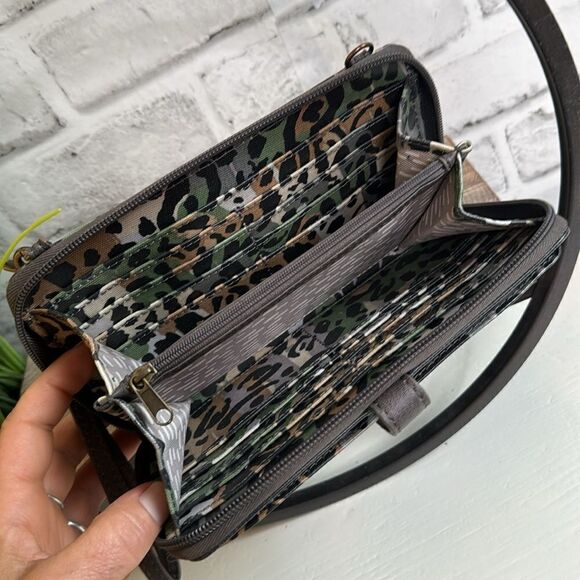 Sakroots Large Smartphone Wallet Wristlet Crossbody (Slate Spotted Wildlife) - Picture 6 of 8